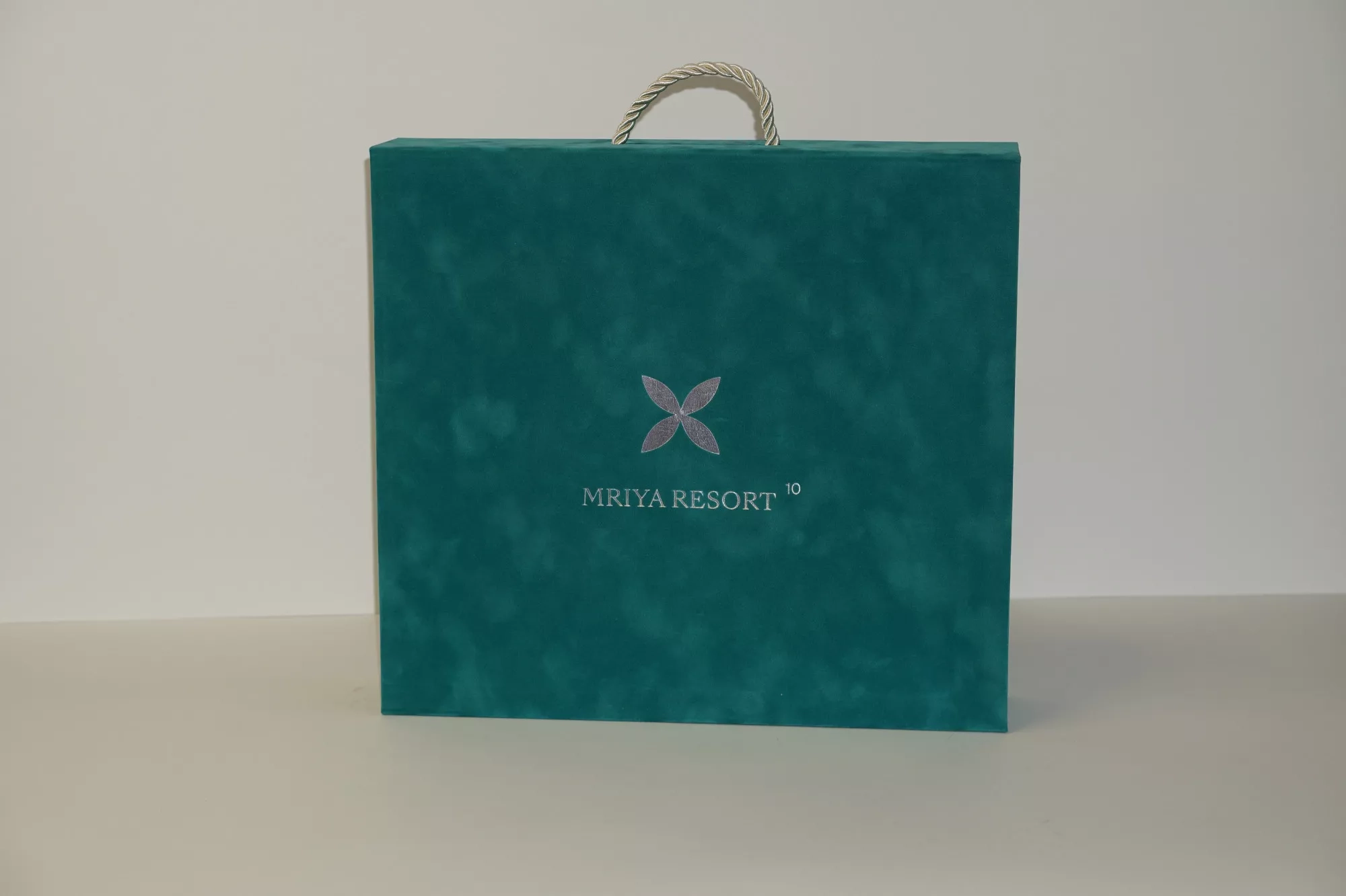 Коробка с магнитным клапаном и ложементом Коробка с магнитным клапаном и ложементом