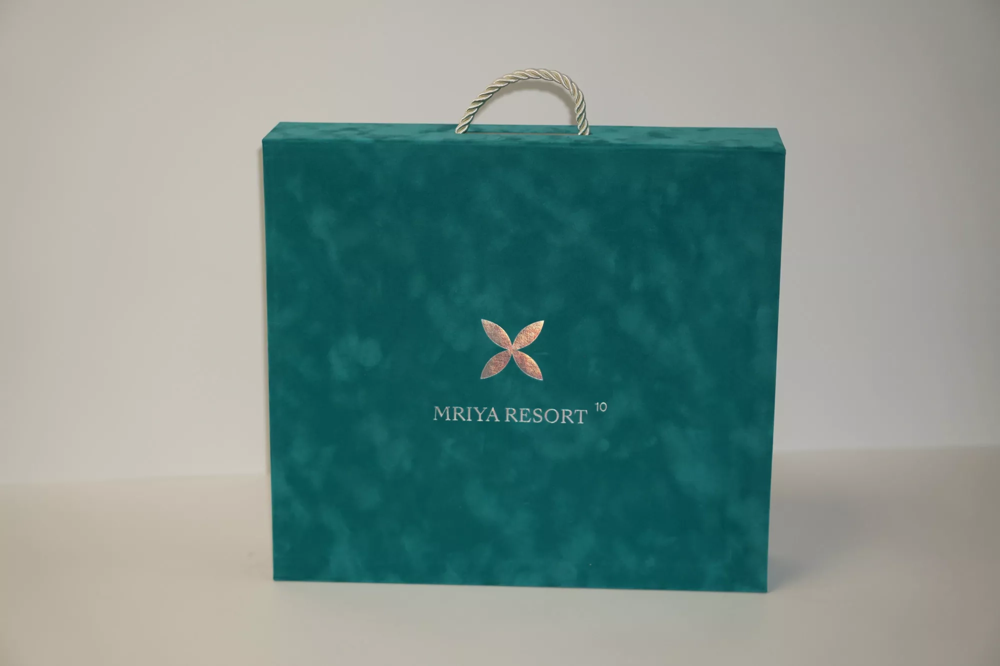 Коробка с магнитным клапаном и ложементом Коробка с магнитным клапаном и ложементом