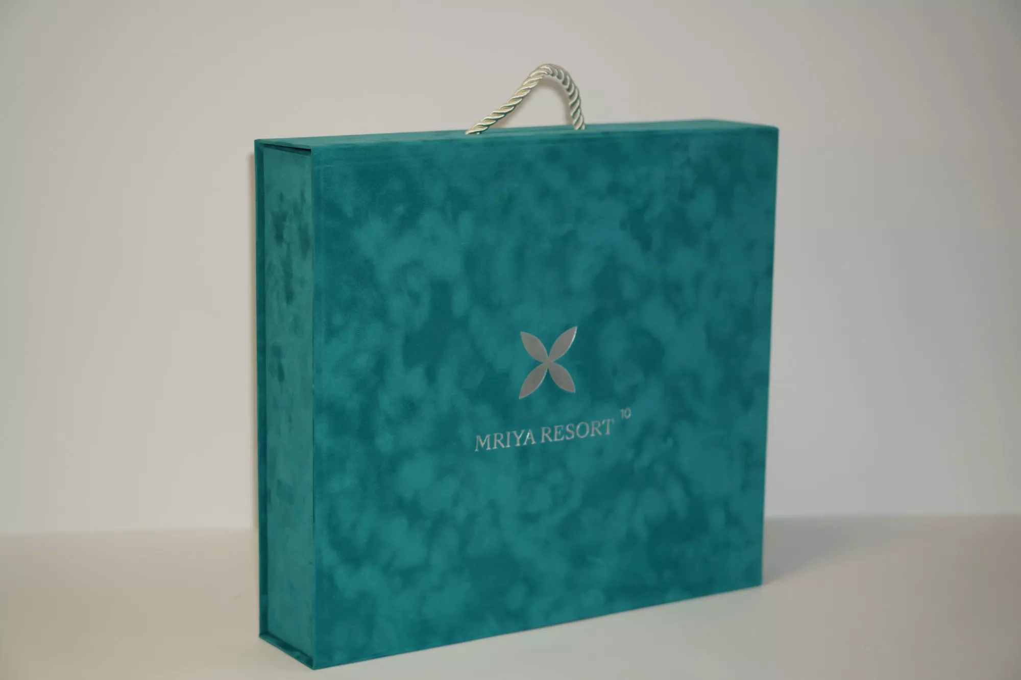 Коробка с магнитным клапаном и ложементом Коробка с магнитным клапаном и ложементом