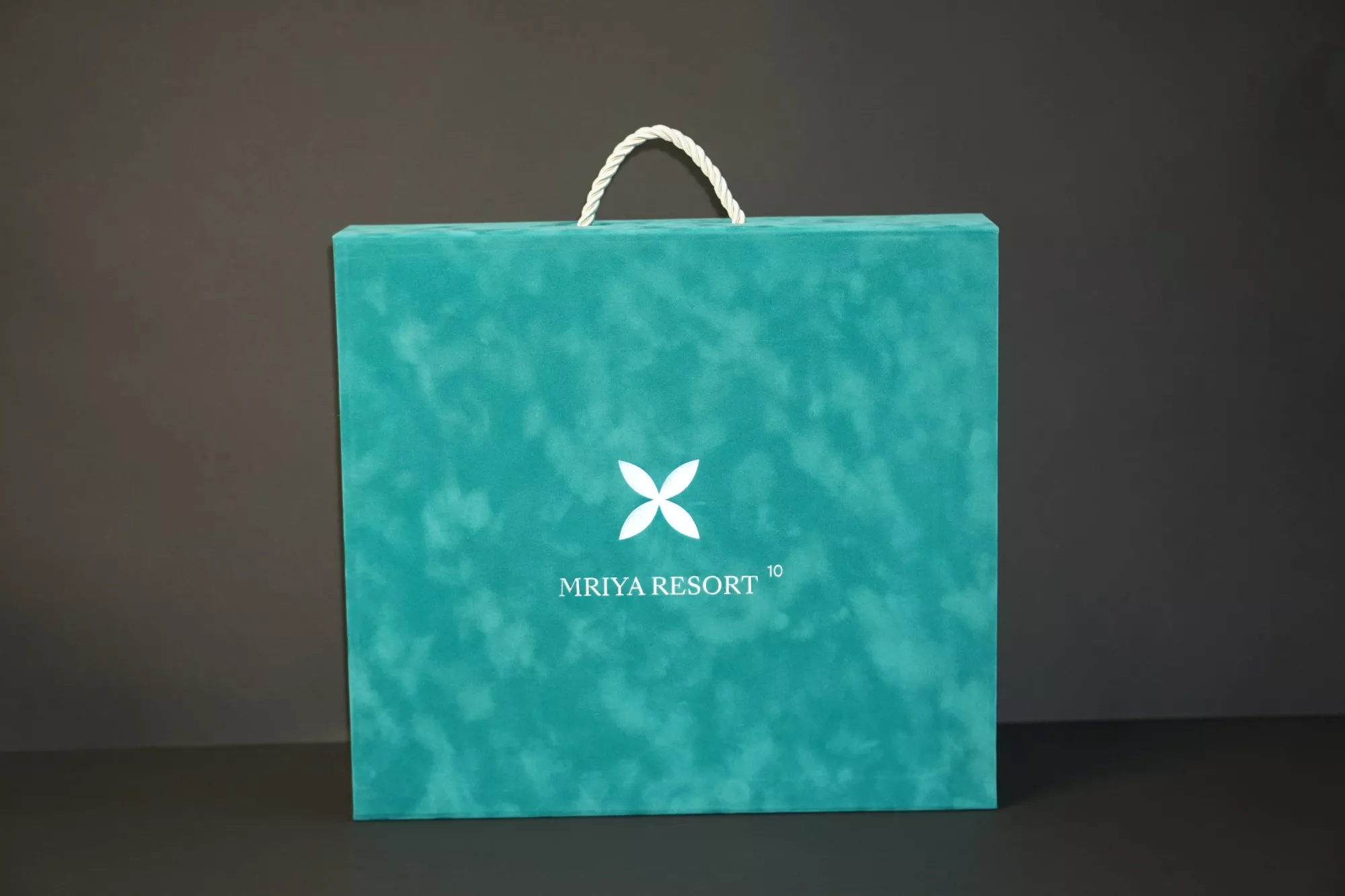 Коробка с магнитным клапаном и ложементом Коробка с магнитным клапаном и ложементом