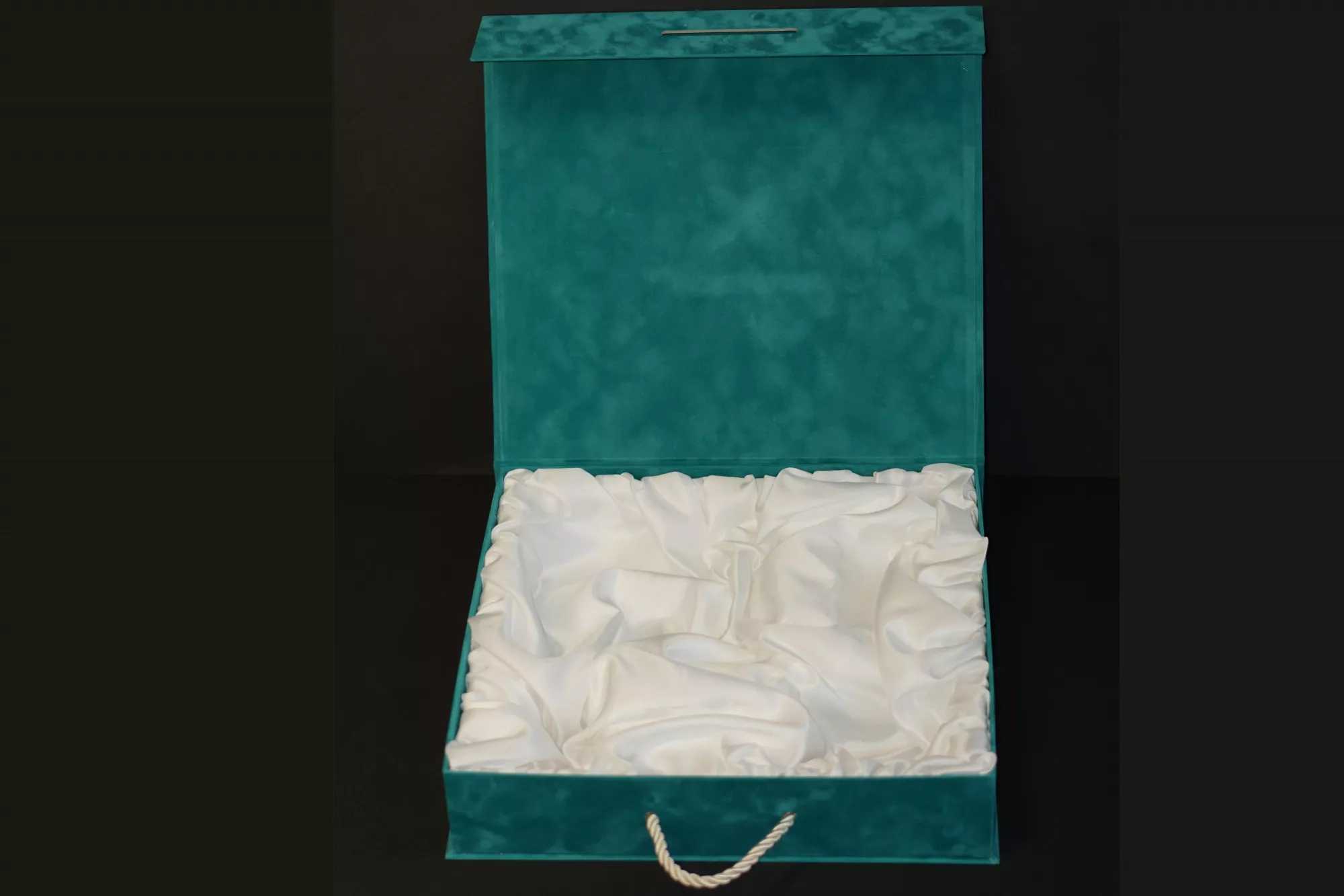 Коробка с магнитным клапаном и ложементом Коробка с магнитным клапаном и ложементом