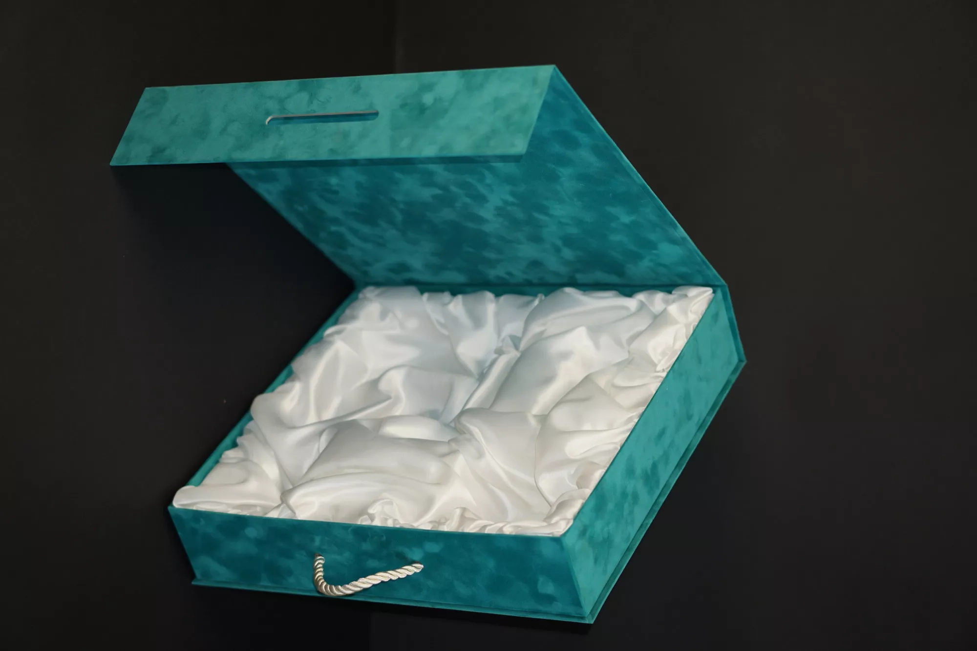 Коробка с магнитным клапаном и ложементом Коробка с магнитным клапаном и ложементом