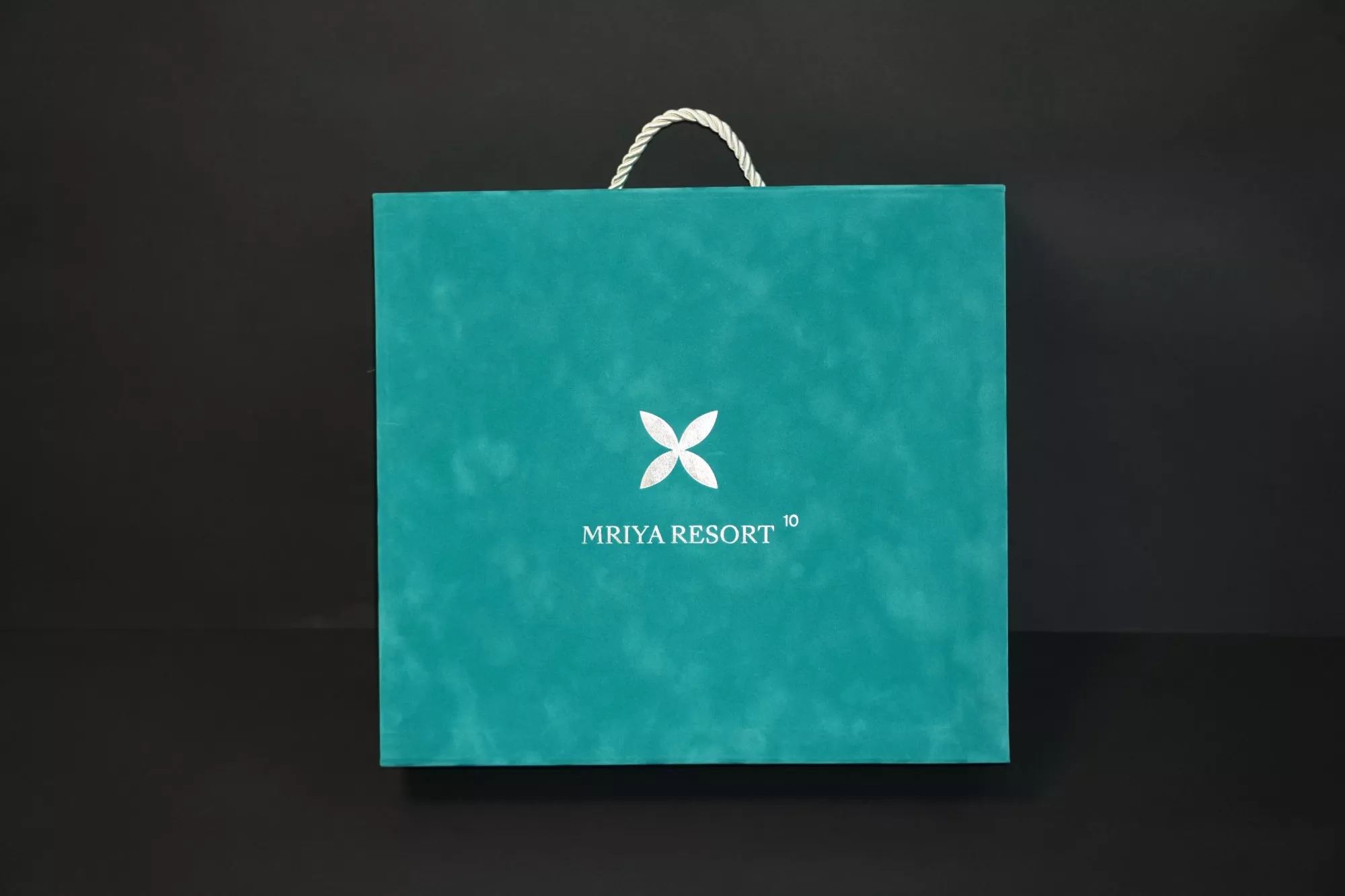 Коробка с магнитным клапаном и ложементом Коробка с магнитным клапаном и ложементом