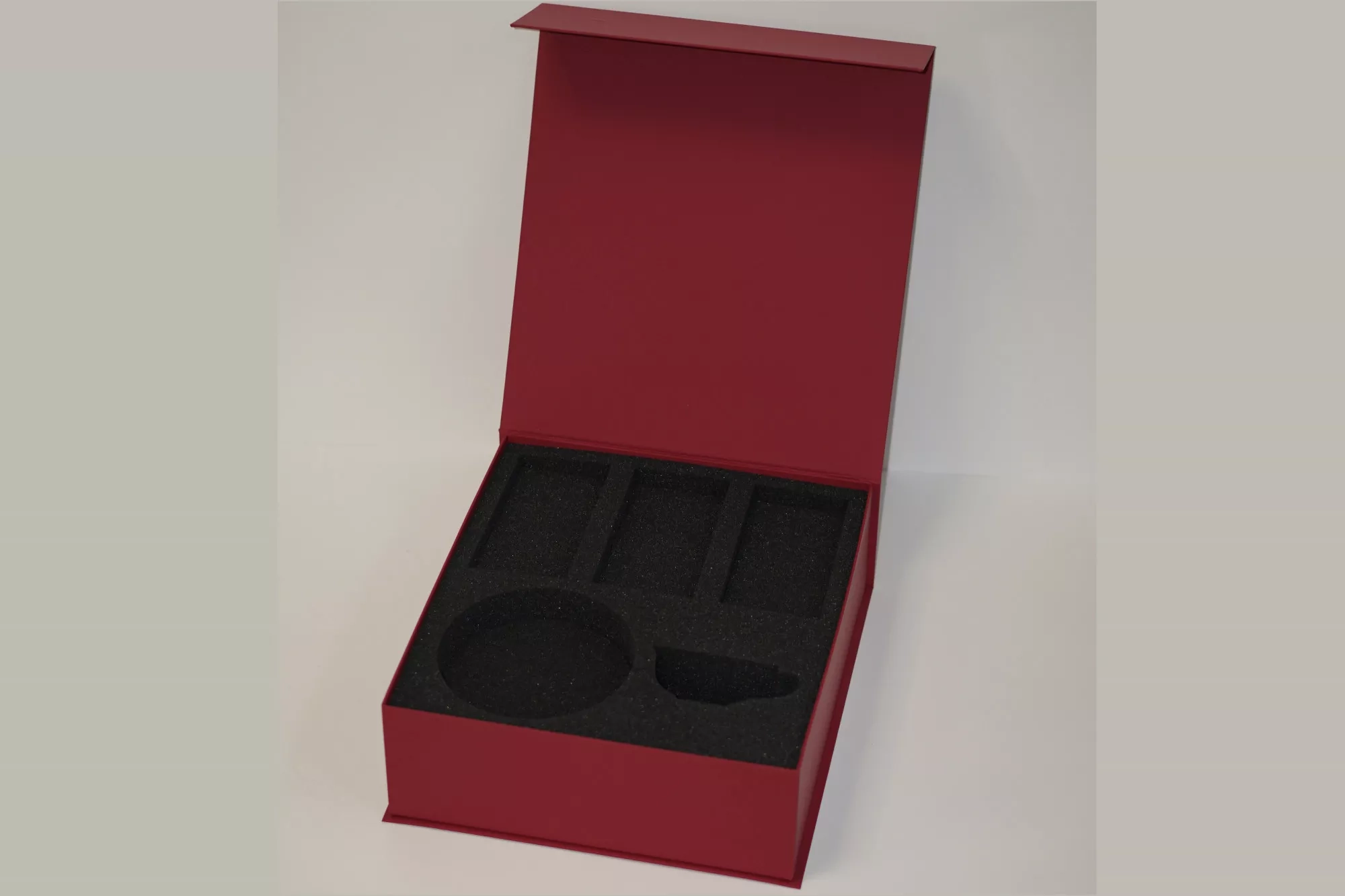 Коробка с магнитным клапаном и ложементом Коробка с магнитным клапаном и ложементом