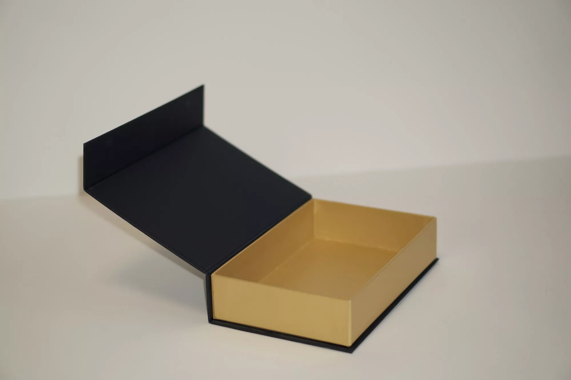 Коробка с магнитным клапаном и тиснением Коробка с магнитным клапаном и тиснением