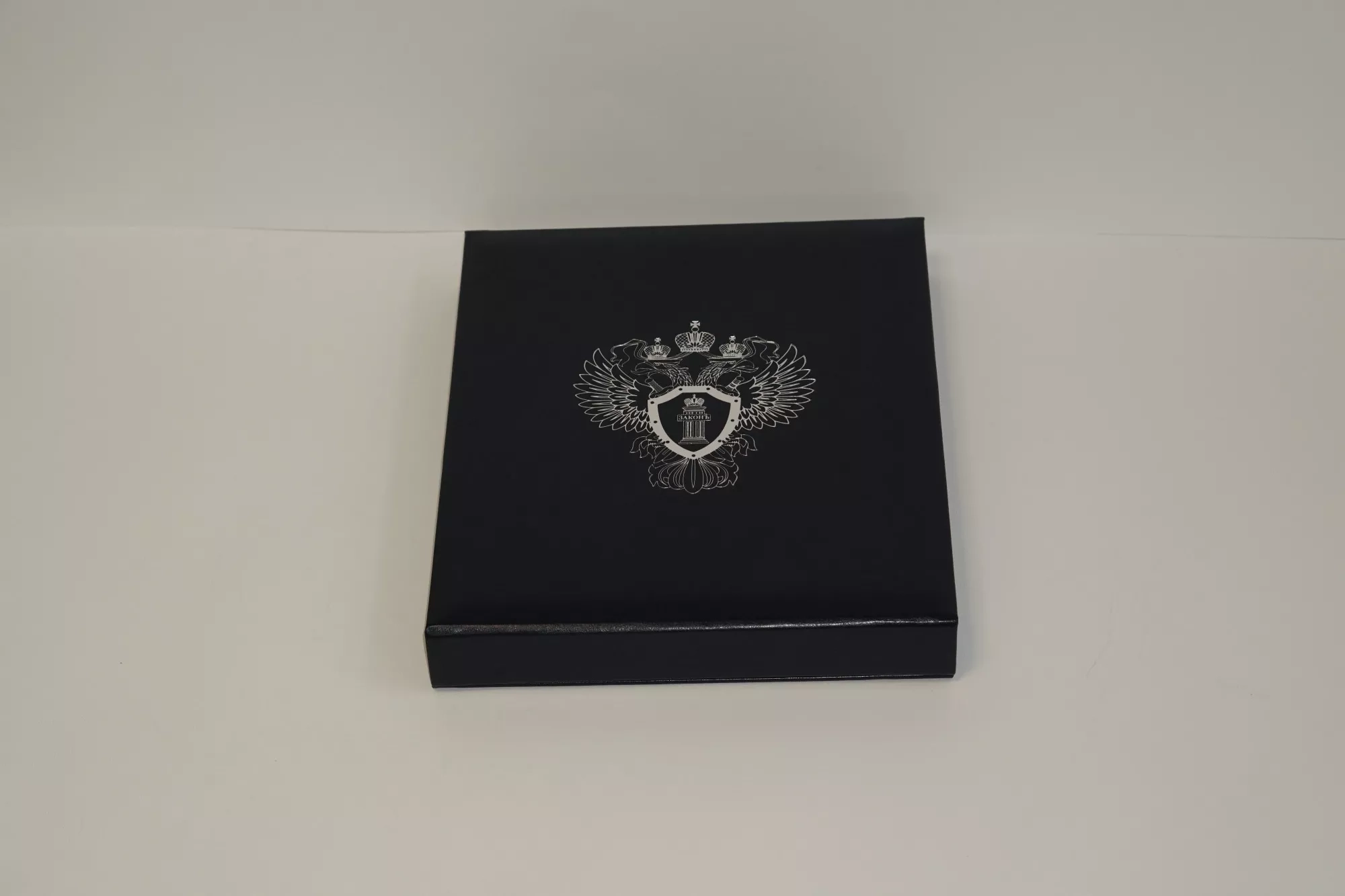 Коробка с магнитным клапаном и ложементом для наградной продукции Коробка с магнитным клапаном и ложементом для наградной продукции