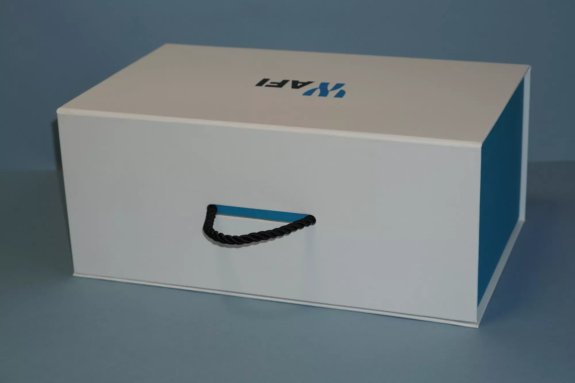 Коробка с магнитным клапаном и ручкой Коробка с магнитным клапаном и ручкой