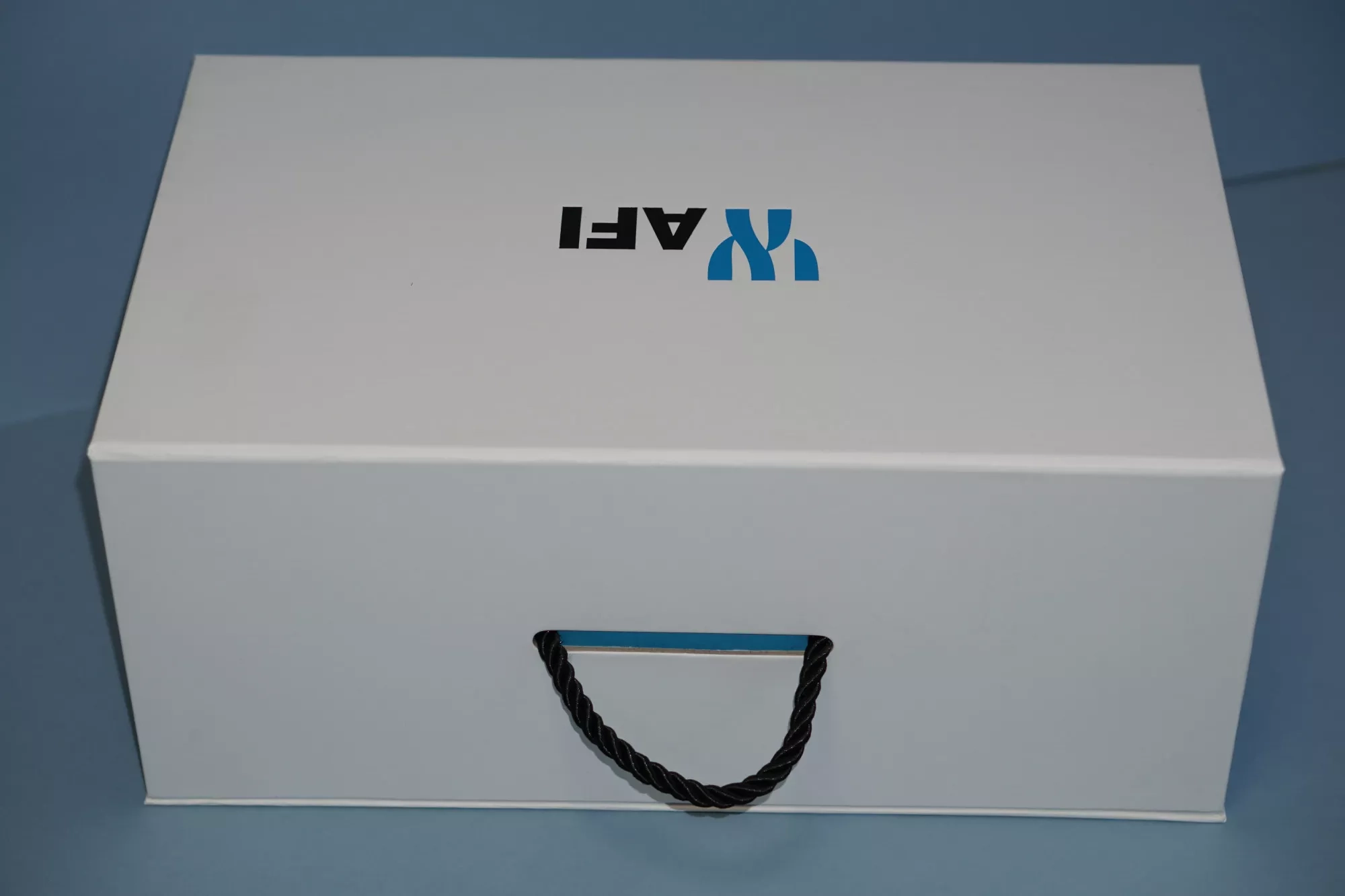 Коробка с магнитным клапаном и ручкой Коробка с магнитным клапаном и ручкой