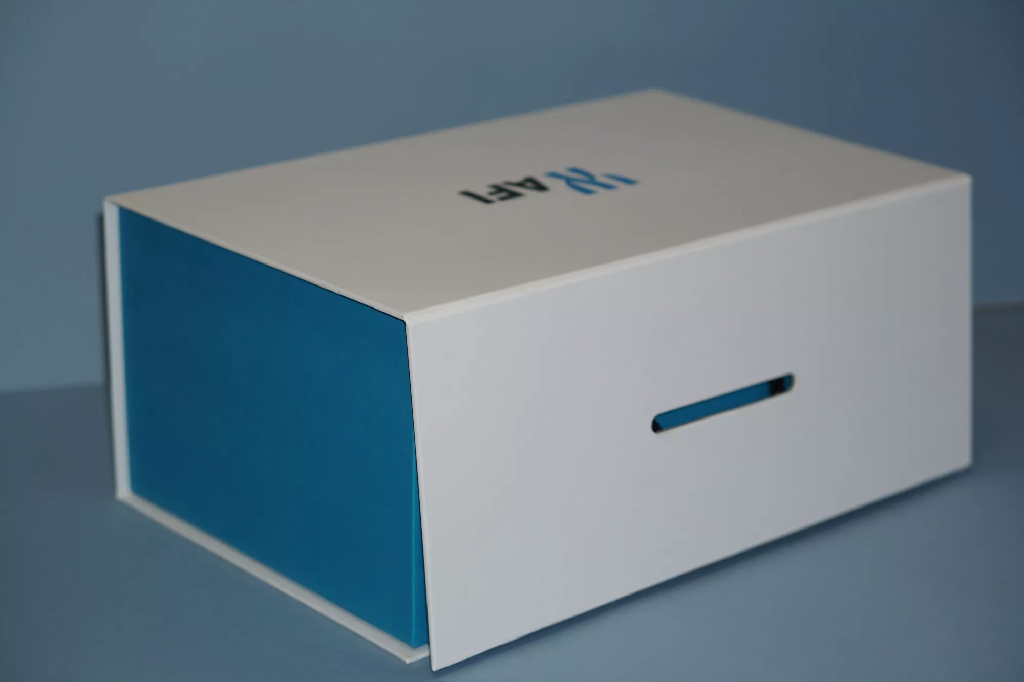 Коробка с магнитным клапаном и ручкой Коробка с магнитным клапаном и ручкой