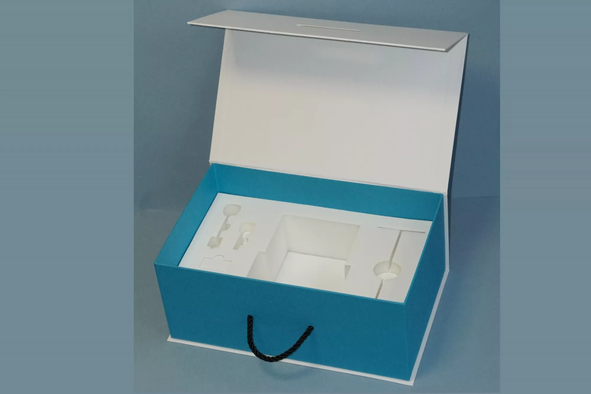 Коробка с магнитным клапаном и ручкой Коробка с магнитным клапаном и ручкой