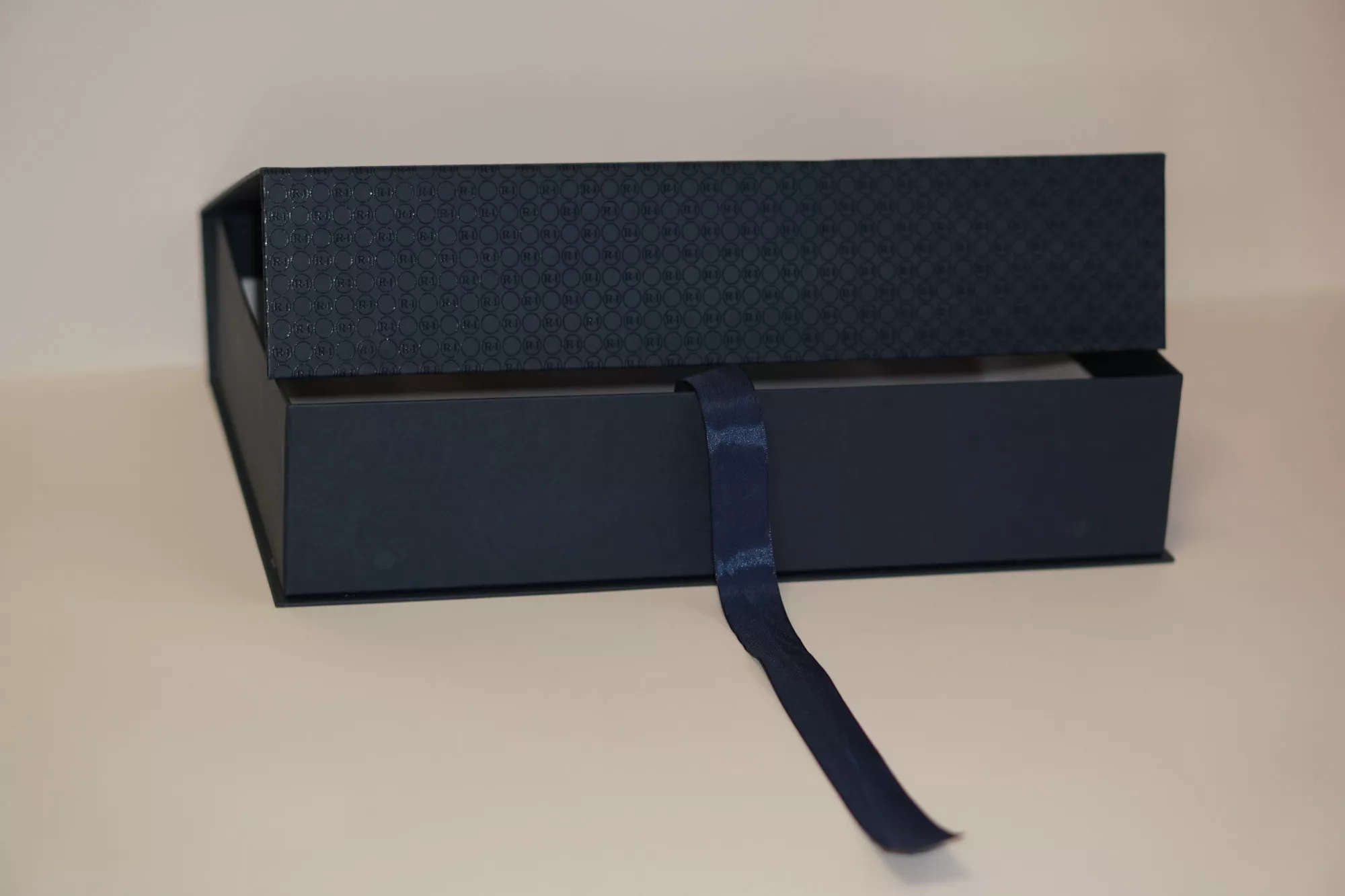 Коробка с выборочным УФ лакированием Коробка с выборочным УФ лакированием