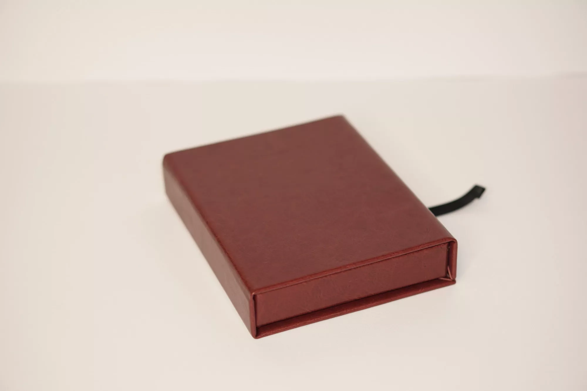 Коробка из искусственной кожи Коробка из искусственной кожи