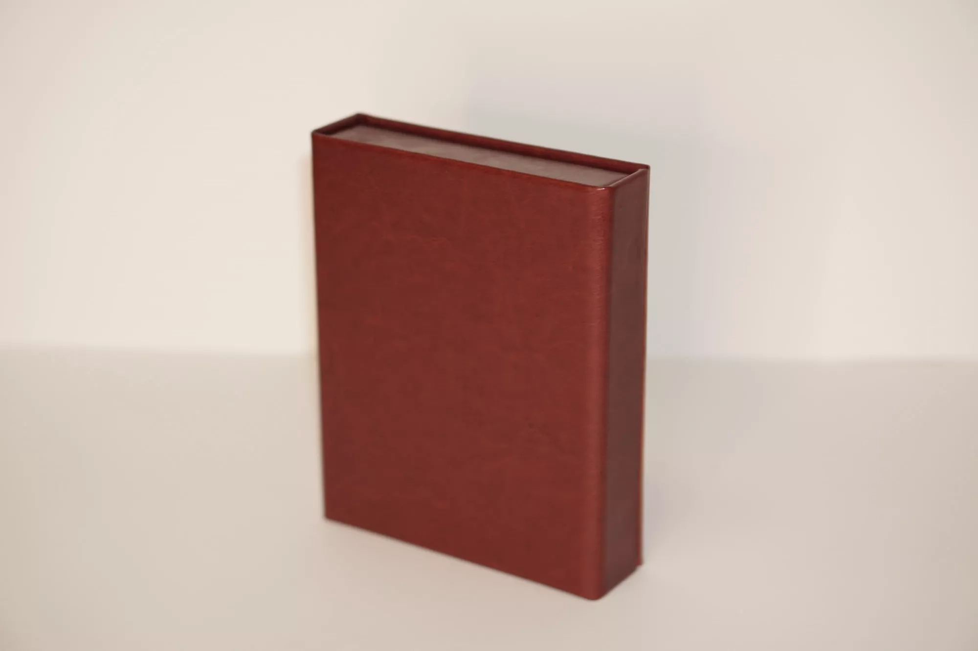 Коробка из искусственной кожи Коробка из искусственной кожи