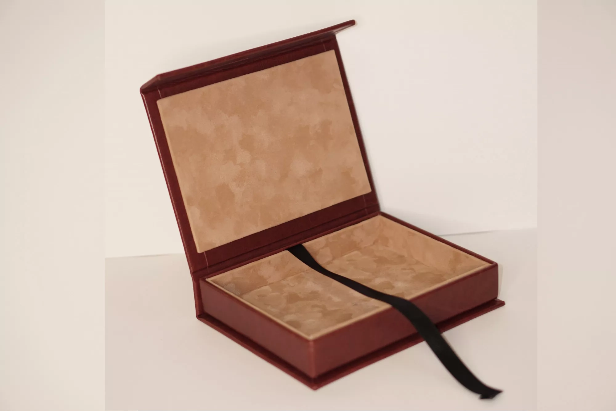 Коробка из искусственной кожи Коробка из искусственной кожи