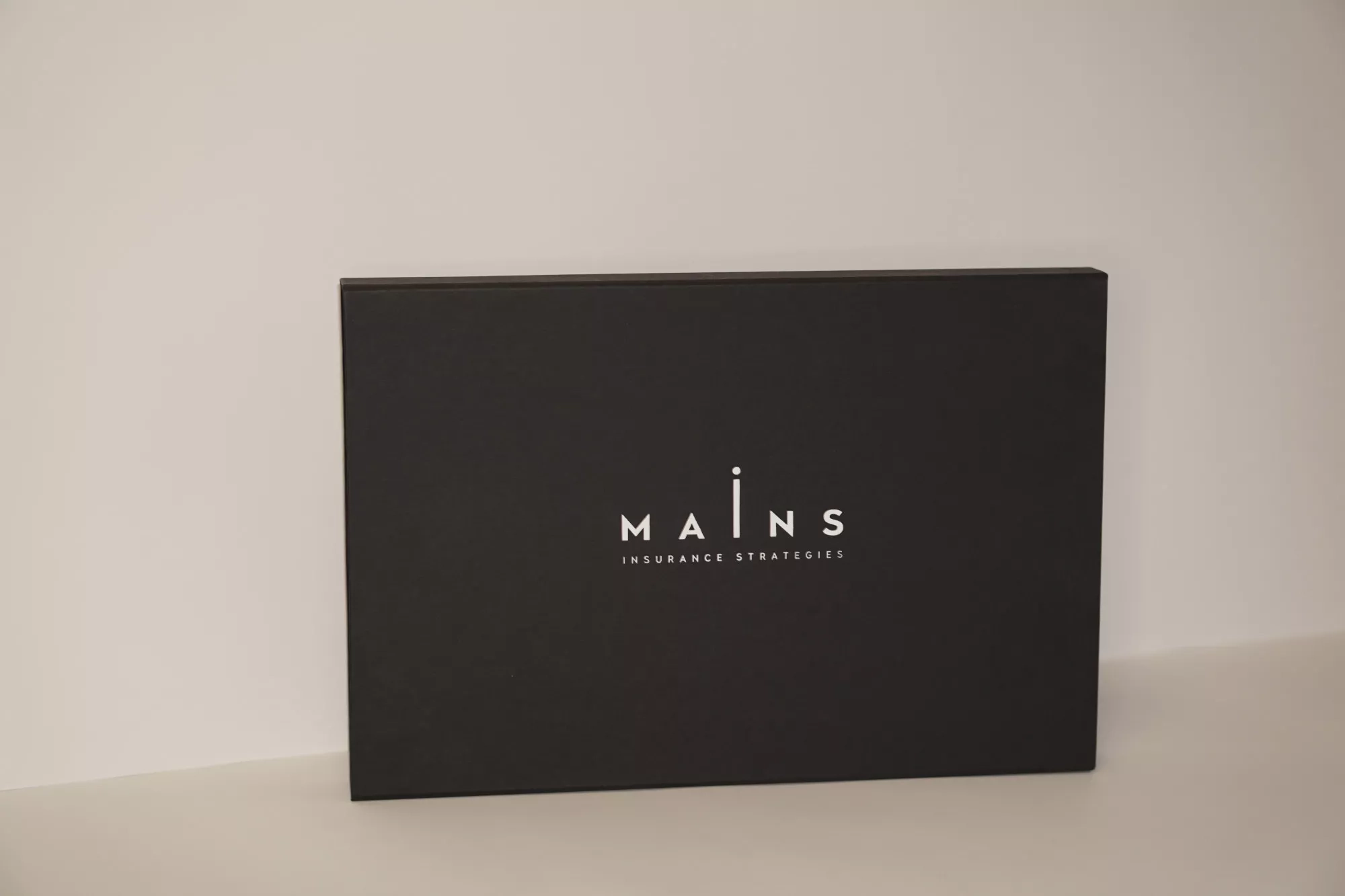 Коробка с магнитным клапаном и ложементом Коробка с магнитным клапаном и ложементом