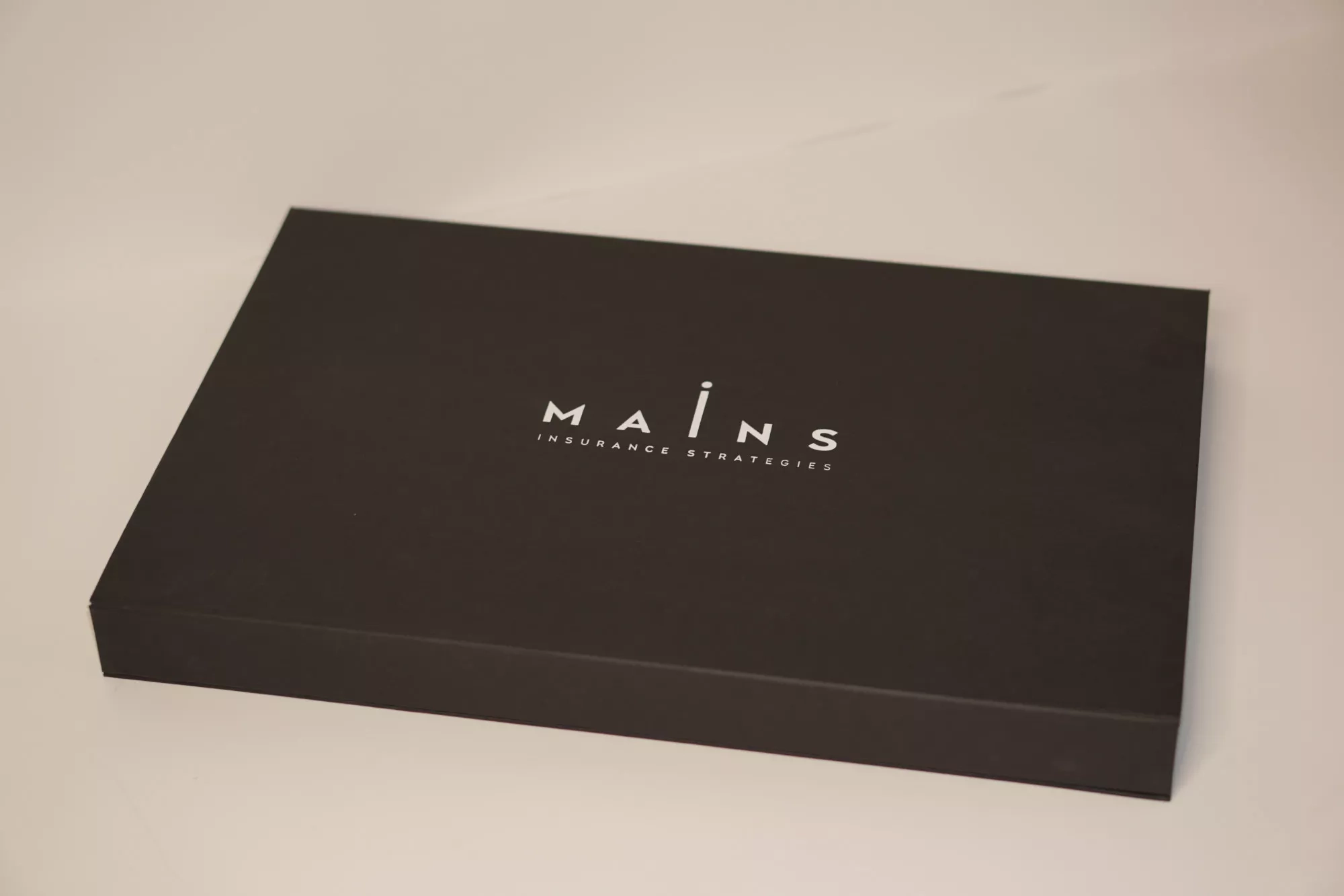 Коробка с магнитным клапаном и ложементом Коробка с магнитным клапаном и ложементом