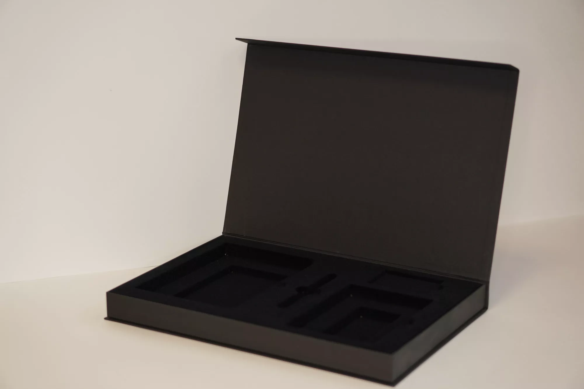 Коробка с магнитным клапаном и ложементом Коробка с магнитным клапаном и ложементом