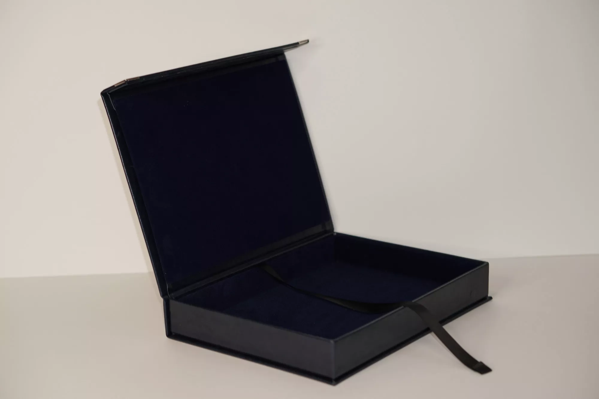 Коробка с магнитным клапаном из искуственной кожи Коробка с магнитным клапаном из искуственной кожи