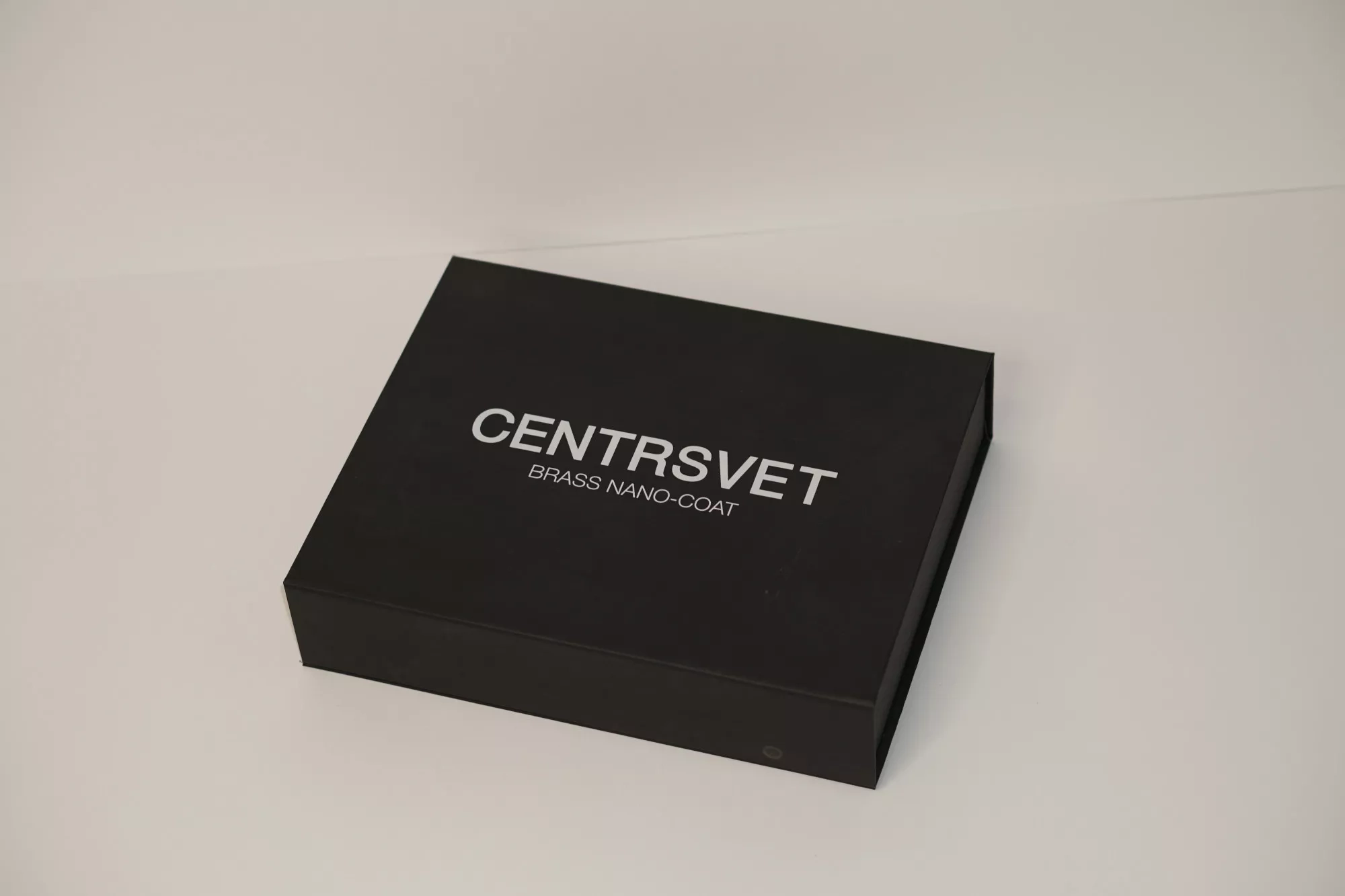 Коробка с магнитным клапаном и тиснением Коробка с магнитным клапаном и тиснением