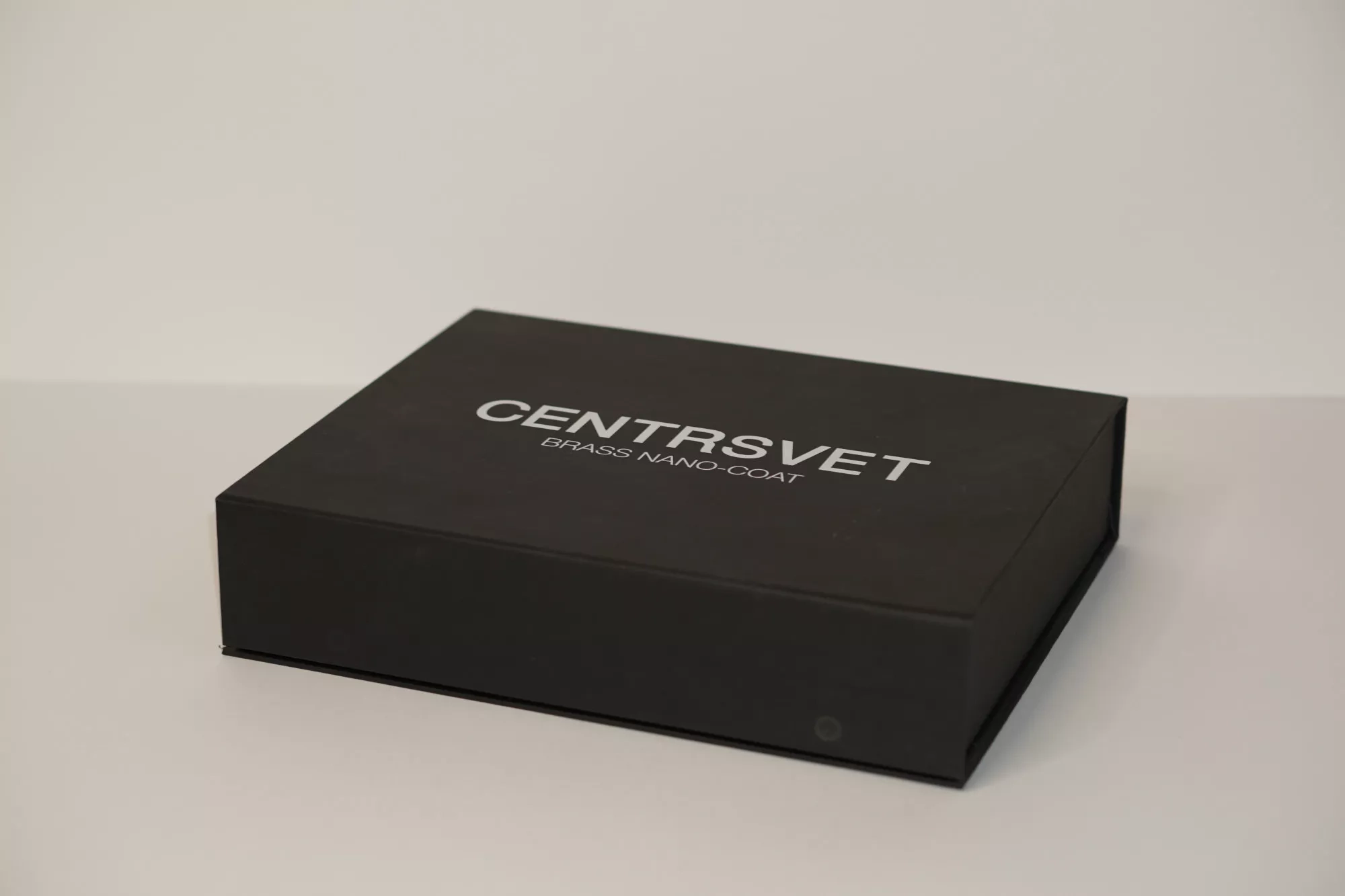 Коробка с магнитным клапаном и тиснением Коробка с магнитным клапаном и тиснением