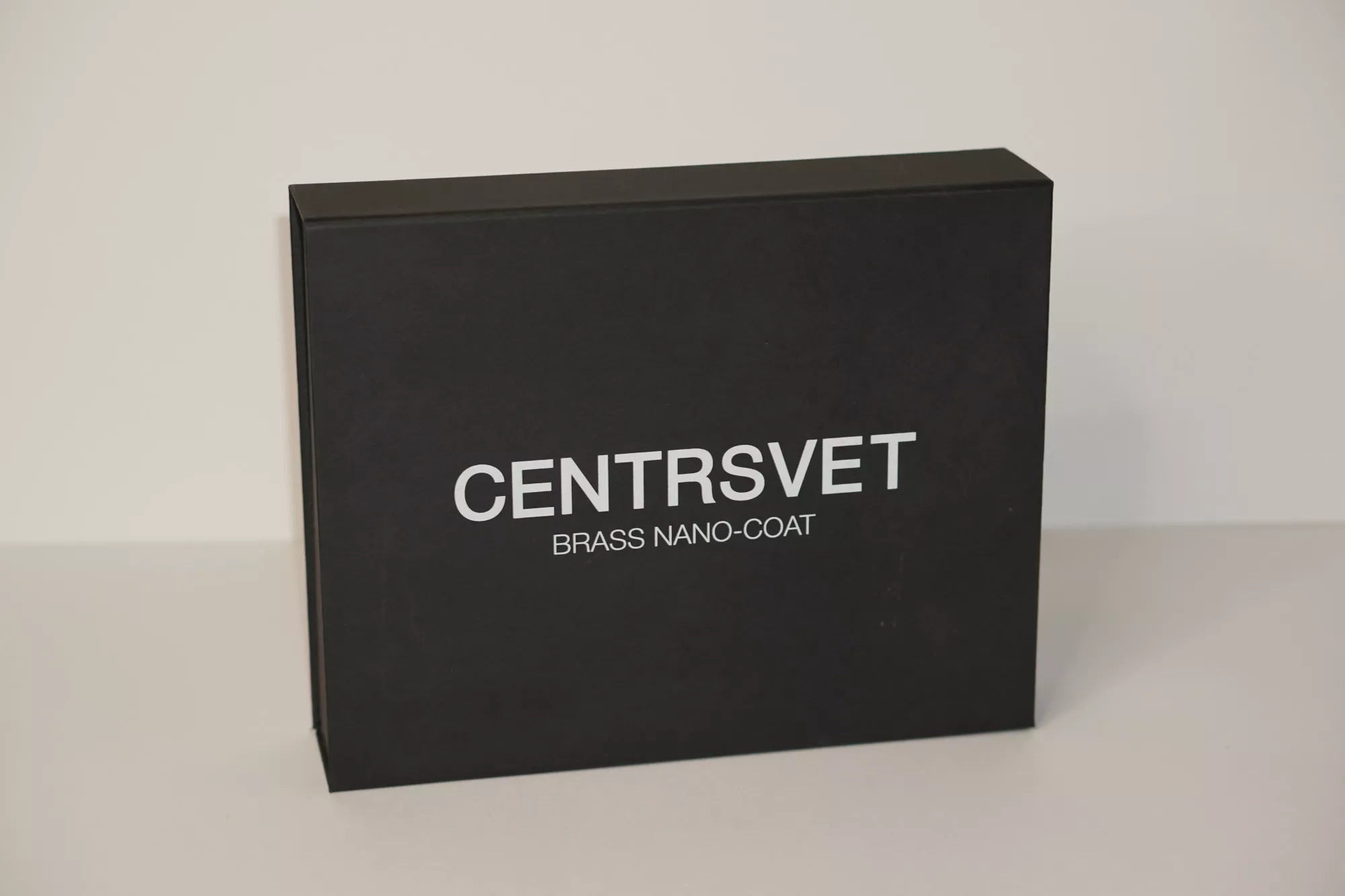 Коробка с магнитным клапаном и тиснением Коробка с магнитным клапаном и тиснением