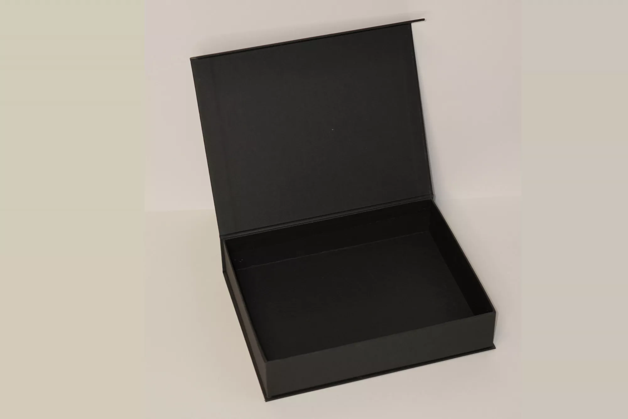 Коробка с магнитным клапаном и тиснением Коробка с магнитным клапаном и тиснением