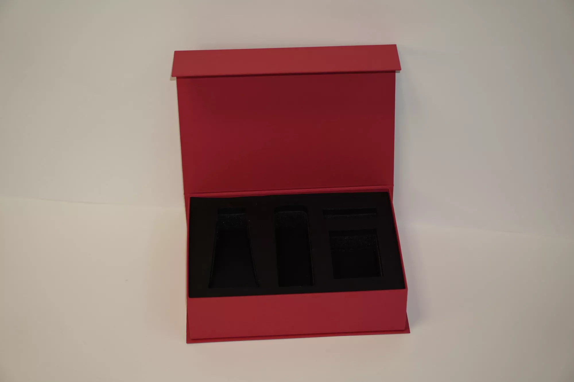 Коробка с магнитным клапаном и ложементом Коробка с магнитным клапаном и ложементом