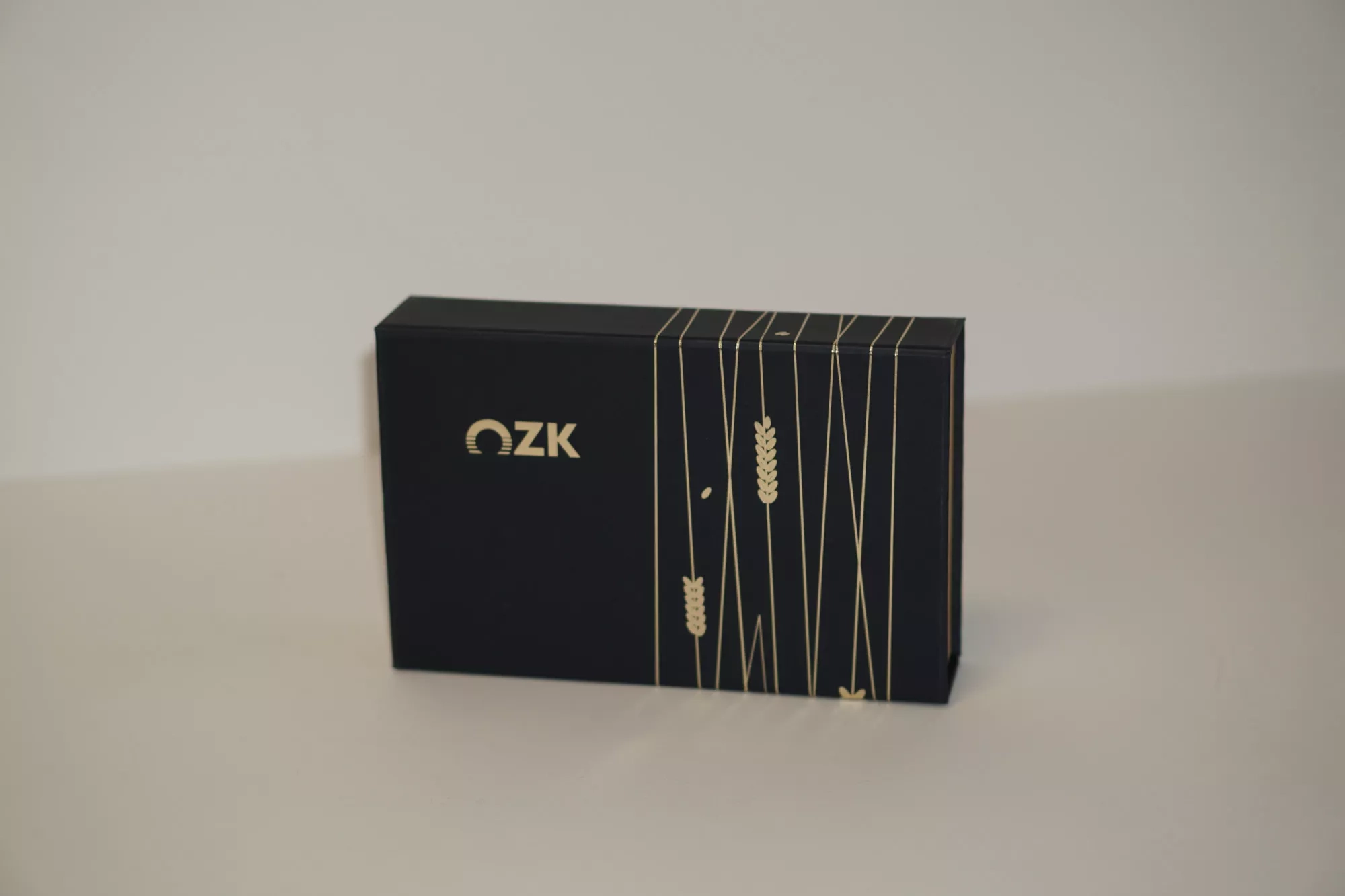 Коробка с магнитным клапаном и тиснением Коробка с магнитным клапаном и тиснением