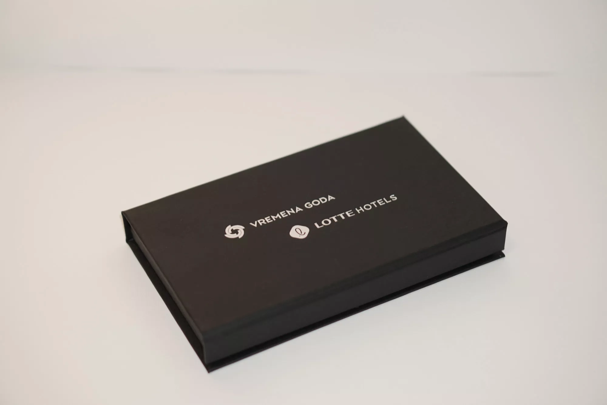 Коробка с выборочным УФ лакированием Коробка с выборочным УФ лакированием