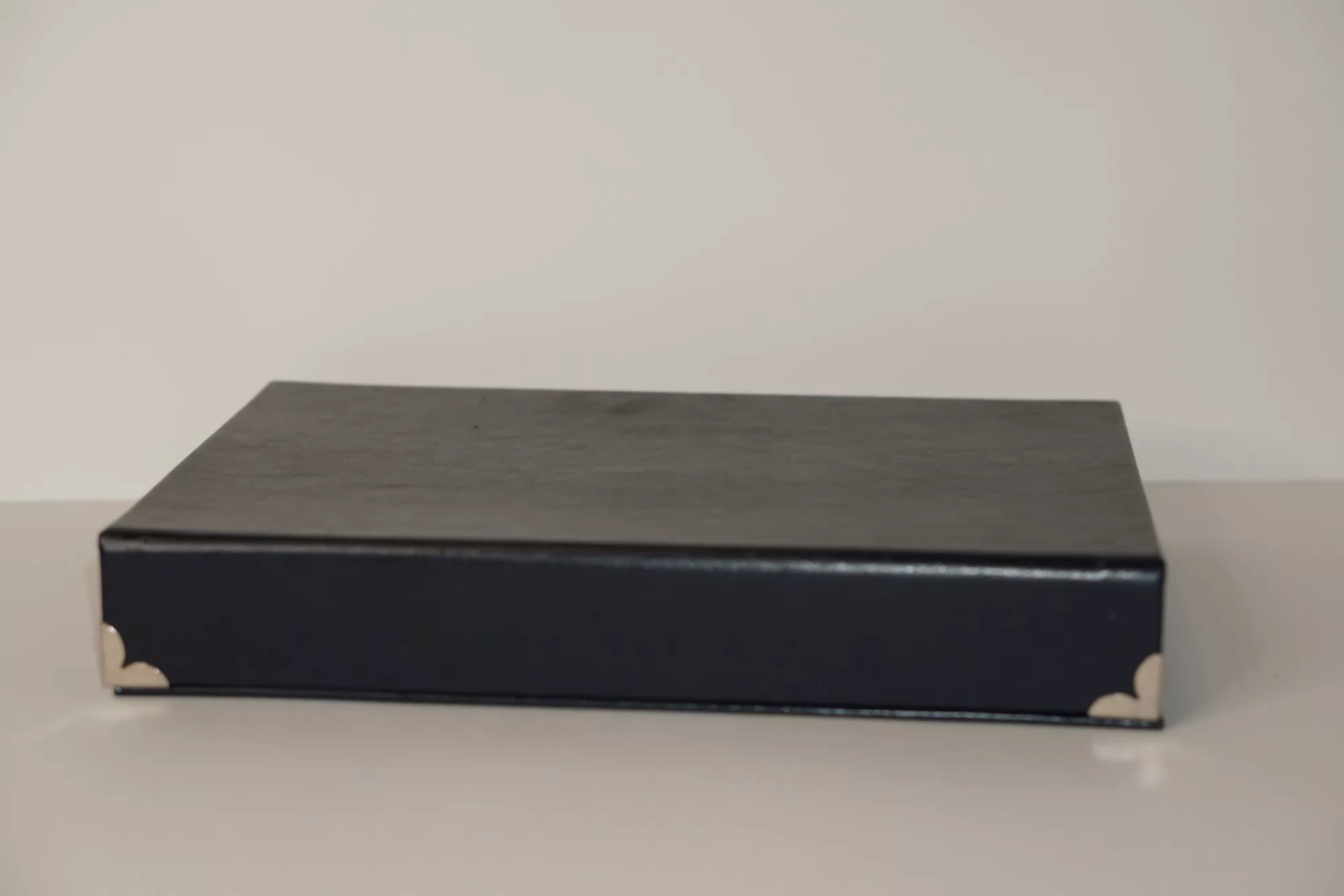 Коробка с магнитным клапаном из искуственной кожи Коробка с магнитным клапаном из искуственной кожи