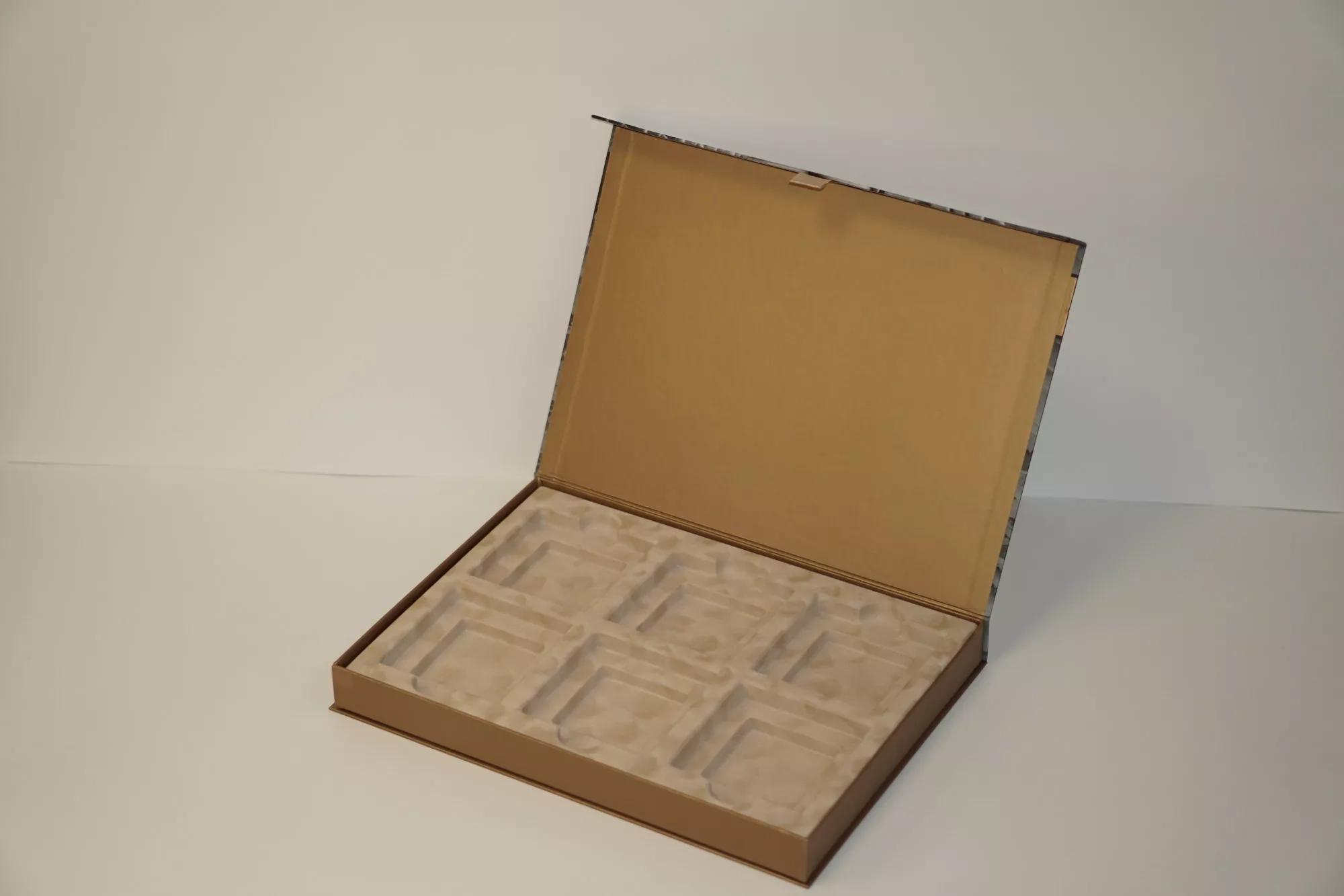 Коробка с магнитным клапаном Коробка с магнитным клапаном