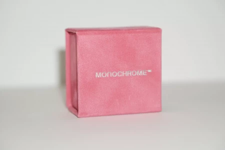 Коробка с магнитным клапаном и тиснением