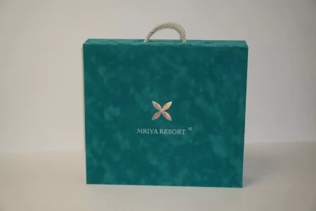 Коробка с магнитным клапаном и ложементом