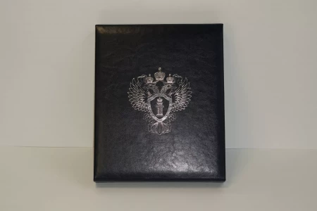 Коробка с магнитным клапаном и ложементом для наградной продукции