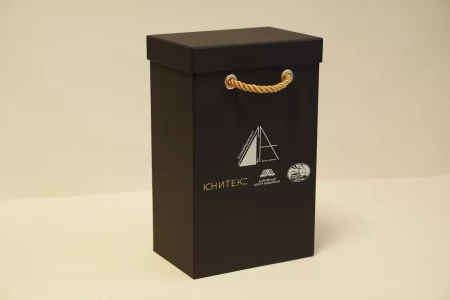 Коробка крышка-дно с тиснением и шелкографией