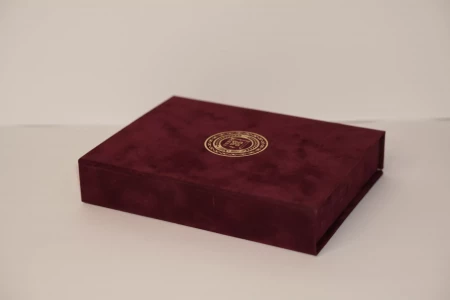 Коробка с магнитным клапаном и ложементом для наградной продукции