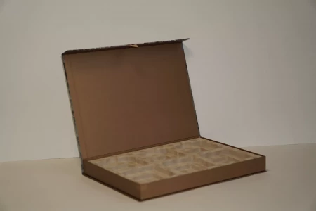 Коробка с магнитным клапаном