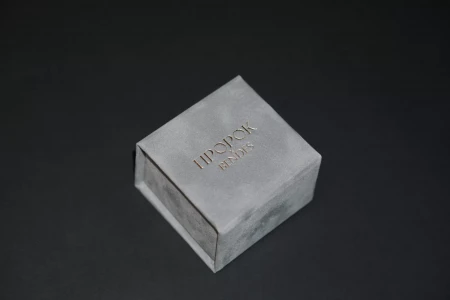 Коробка с магнитным клапаном и тиснением