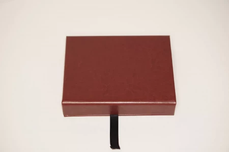 Коробка из искусственной кожи