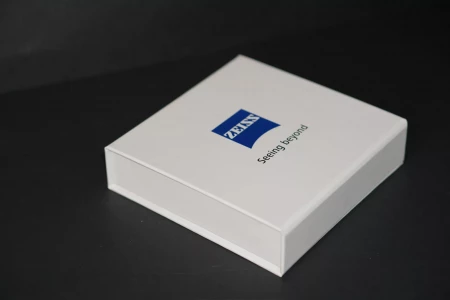 Коробка с магнитным клапаном и ложементом из пластика